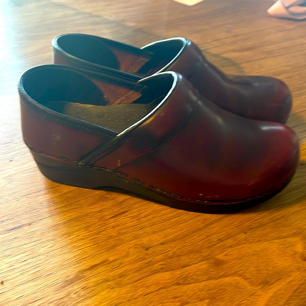 Dansko clogs. Women size 37. ( fits US 7 ) wine color. Gently used.